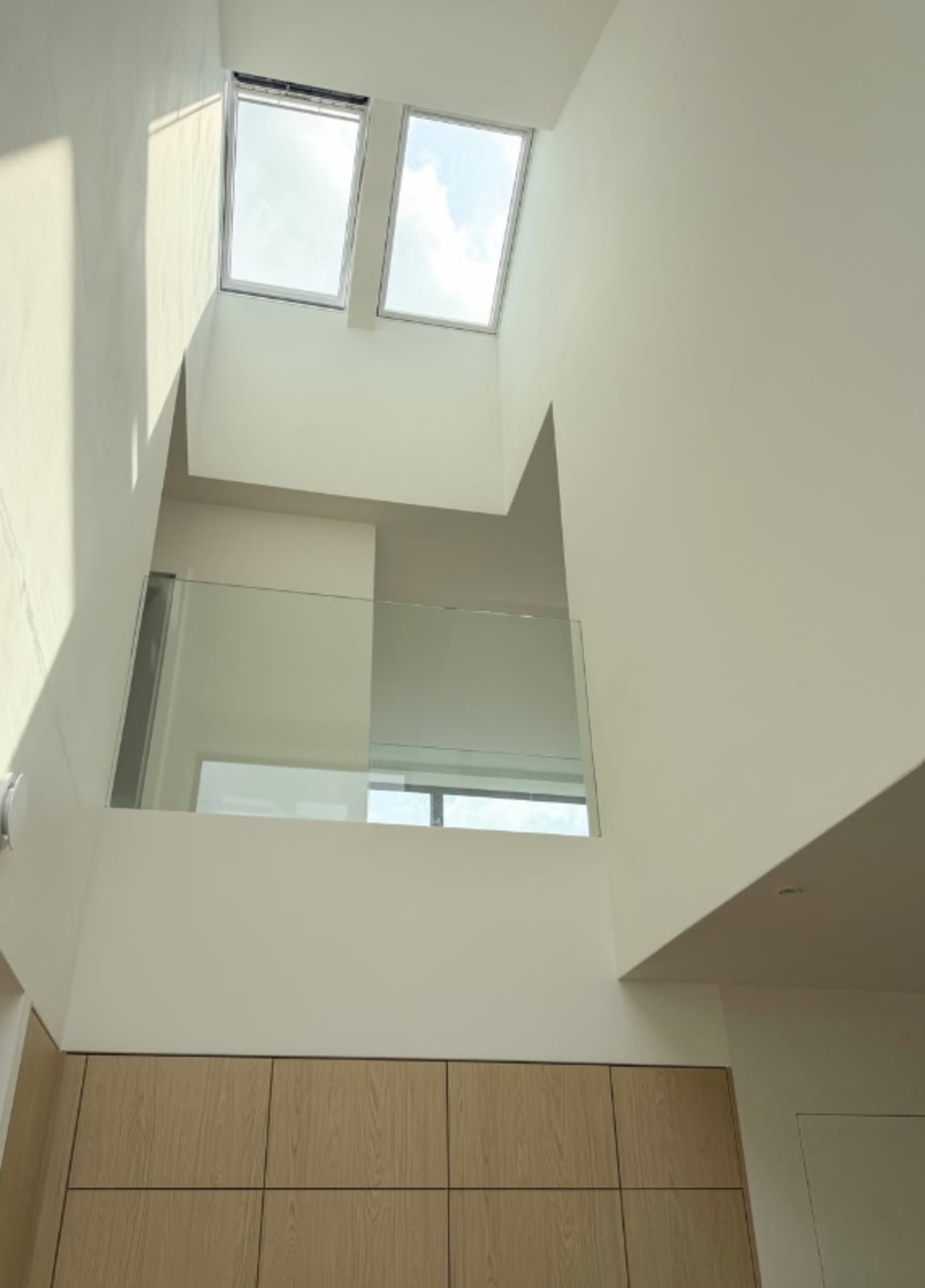 Prosvětlený interiér se skleněným zábradlím a galerií